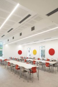 La sala di refezione segnata dal controsoffitto a cassettoni