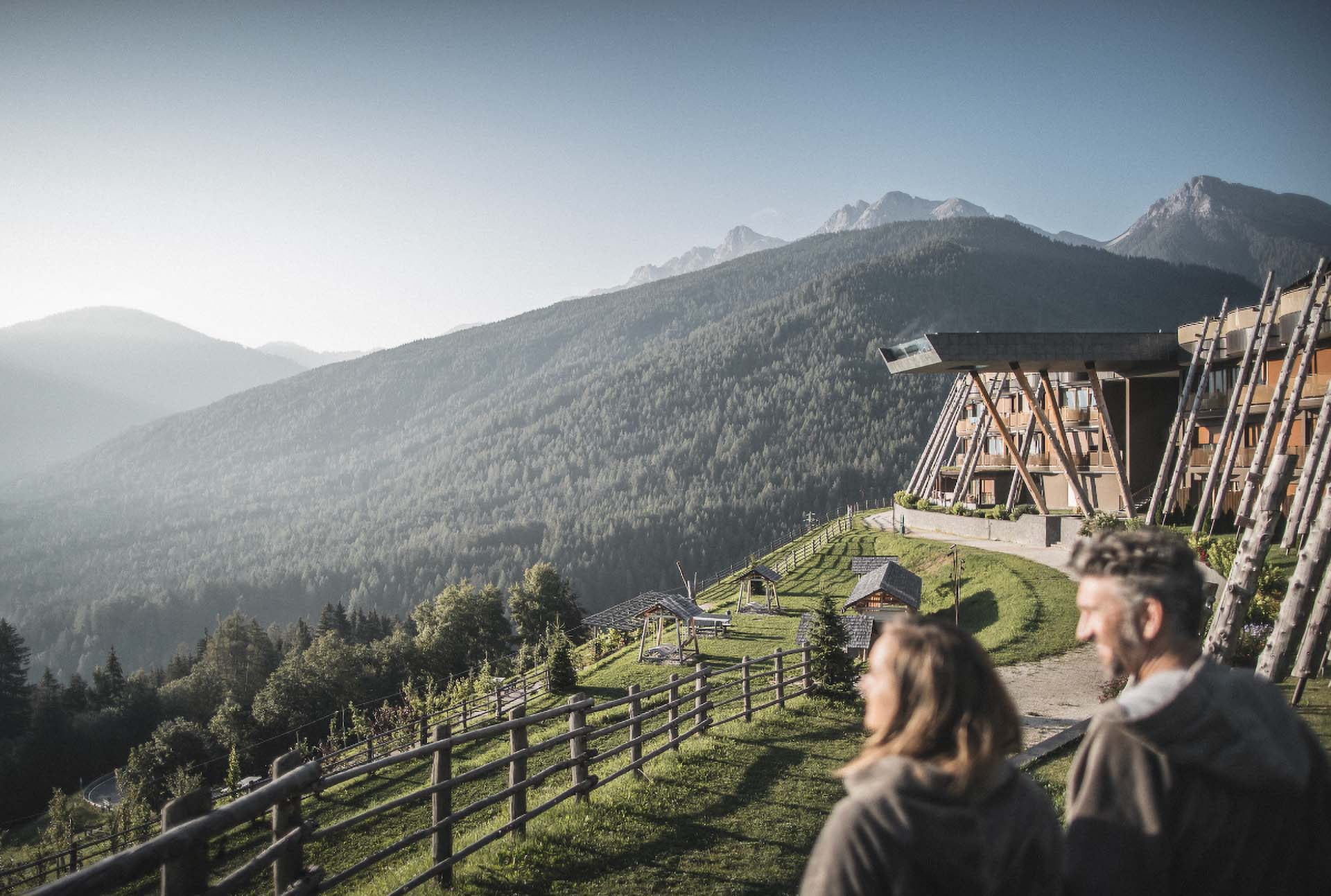 Alpin Panorama Hotel Hubertus vista della valle dal parco dell'albergo