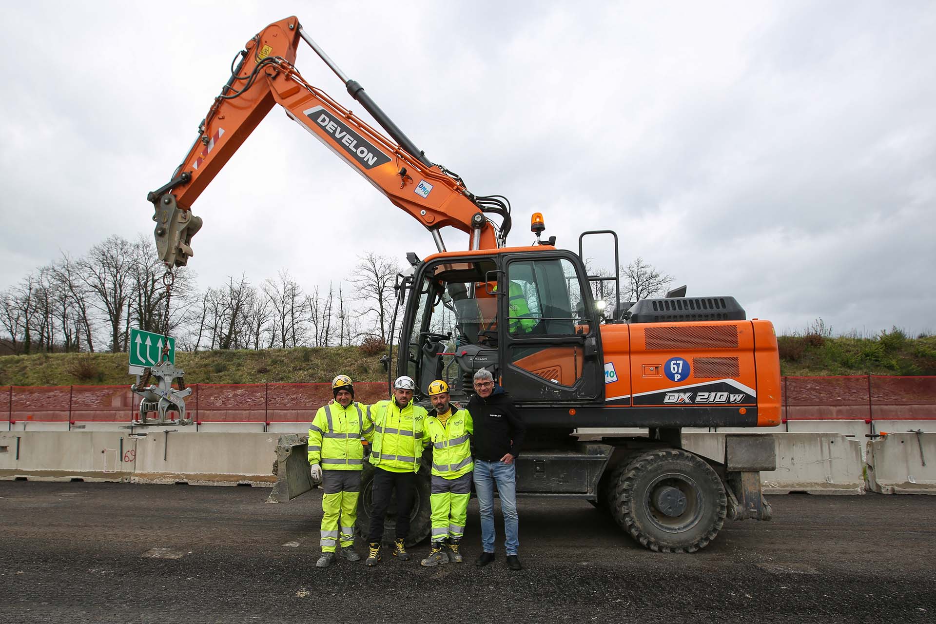 Da sinistra: operatore mezzi Develon; Domenico Candido, responsabile mezzi per il cantiere autostradale del valico di Barberino di Amplia infrastructures; operatore mezzi Develon; Norman Tasca, Develon Key Accounts Manager South EU, East EU, Benelux, Nordics & Baltics