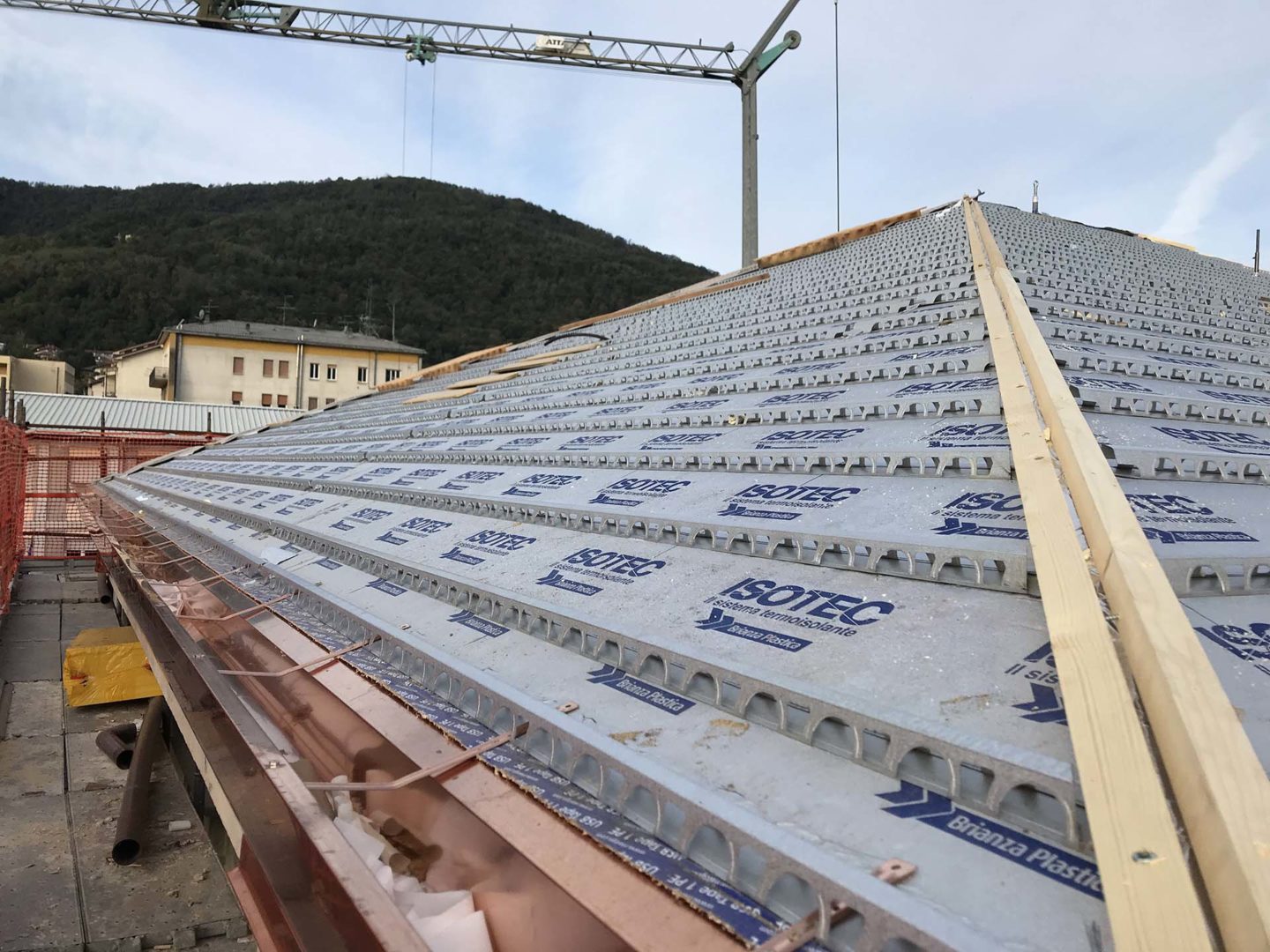 Dettagli di posa del sistema Isotec XL impiegato in abbinamento ai numerosi accessori di completamento forniti da Brianza Plastica