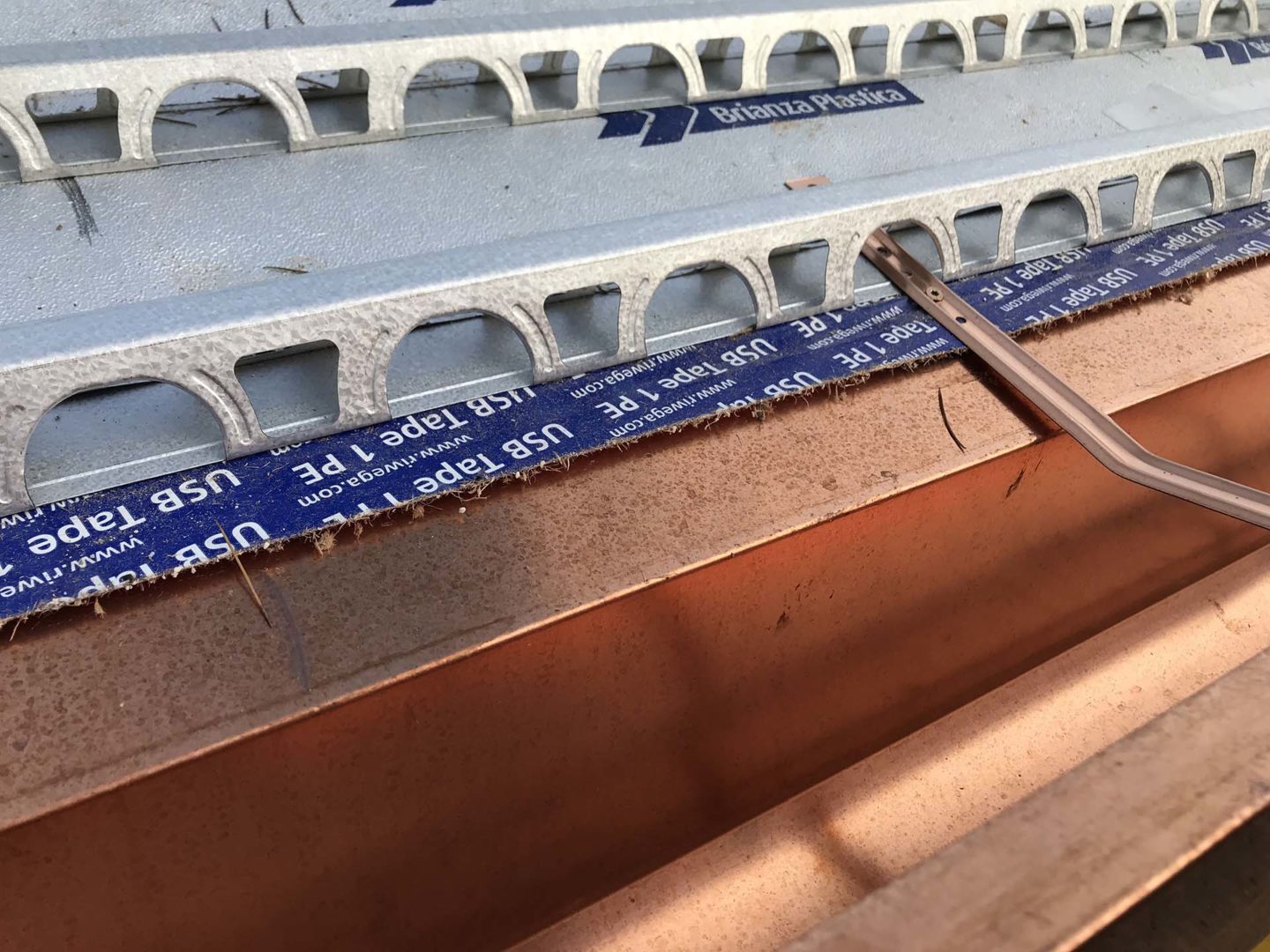 Dettagli di posa del sistema Isotec XL impiegato in abbinamento ai numerosi accessori di completamento forniti da Brianza Plastica