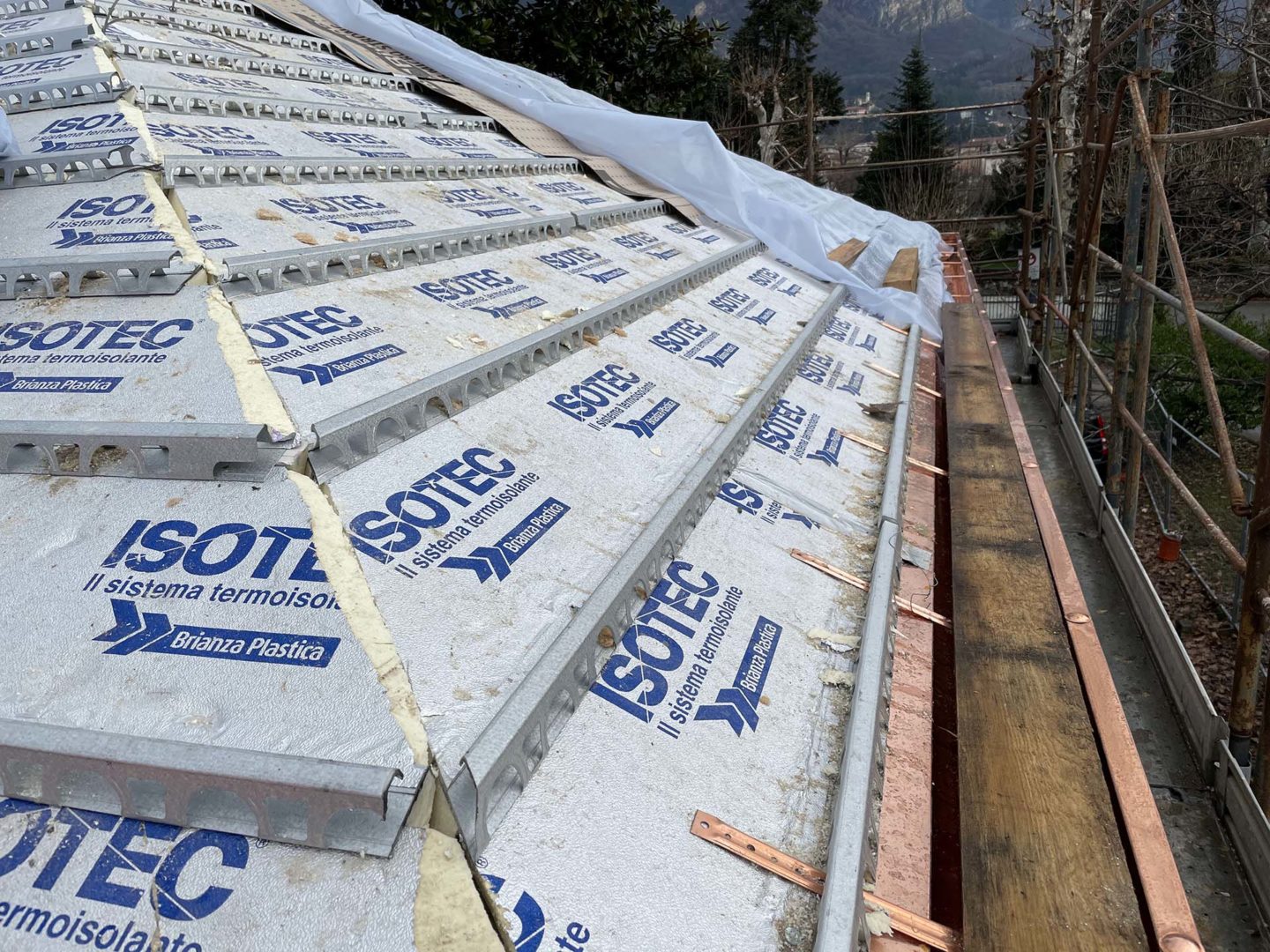 Dettagli di posa del sistema Isotec XL impiegato in abbinamento ai numerosi accessori di completamento forniti da Brianza Plastica