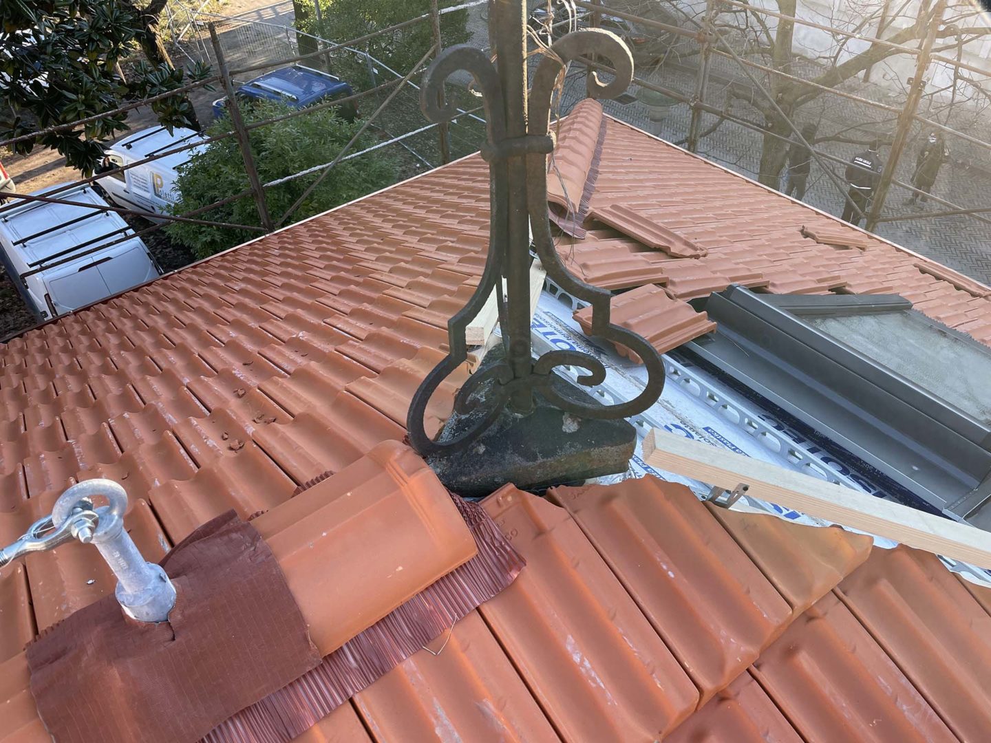 Dettagli di posa del sistema Isotec XL impiegato in abbinamento ai numerosi accessori di completamento forniti da Brianza Plastica