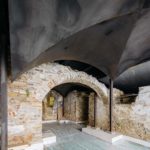 Dettaglio delle volte in lamiera di ferro naturale da 4 millimetri, lasciate a vista, che si adattano alle geometrie irregolari delle strutture in pietra