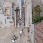 Escavatore munito di pala per la movimentazione del materiale di scarto