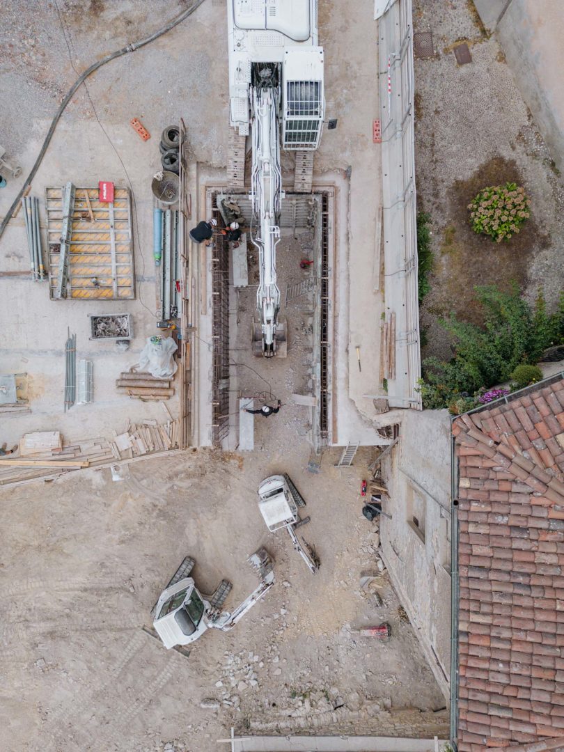 Escavatore munito di pala per la movimentazione del materiale di scarto
