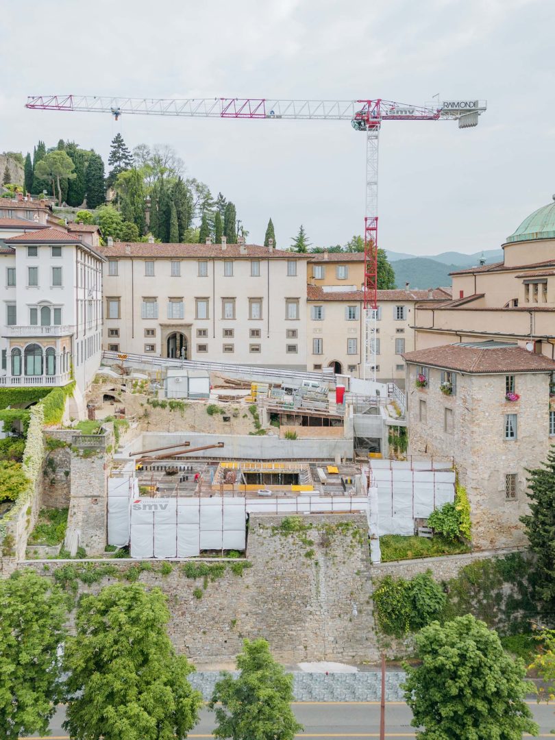 Gru Raimondi Mrt 159 di altezza 35 metri con braccio di 50 metri