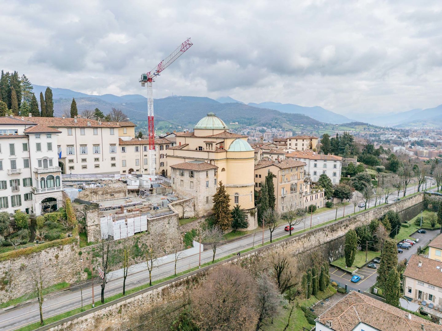 Il cantiere di Porta Dipinta: sulla destra la Chiesa di Sant’Andrea, alle spalle Palazzo Moroni e, di fronte, il viale delle Mura