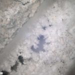 Immagine al microscopio Magnification: X100.0 della cristallizzazione in una fessura del calcestruzzo