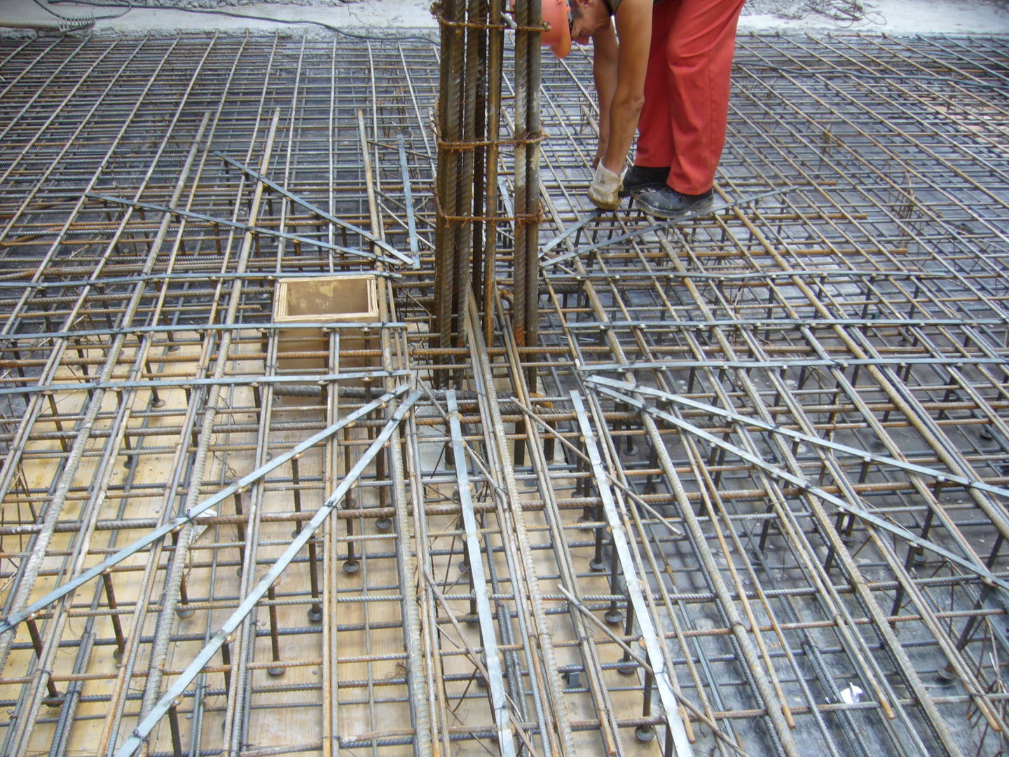 Le barre Psb di Peikko aumentano la capacità portante contro il punzonamento e il taglio. L’installazione è semplice e permettono di ottimizzare lo spazio riducendo lo spessore delle solette e l’altezza complessiva dell’edificio, migliorando le prestazioni strutturali, anche in zona sismica