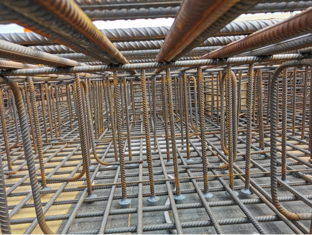 Le barre Psb di Peikko aumentano la capacità portante contro il punzonamento e il taglio. L’installazione è semplice e permettono di ottimizzare lo spazio riducendo lo spessore delle solette e l’altezza complessiva dell’edificio, migliorando le prestazioni strutturali, anche in zona sismica