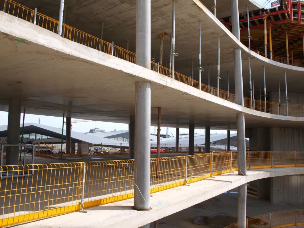 Le barre Psb di Peikko aumentano la capacità portante contro il punzonamento e il taglio. L’installazione è semplice e permettono di ottimizzare lo spazio riducendo lo spessore delle solette e l’altezza complessiva dell’edificio, migliorando le prestazioni strutturali, anche in zona sismica