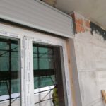 Montaggio di un infisso in Pvc su monoblocco dotato di tapparella in Pvc pesante