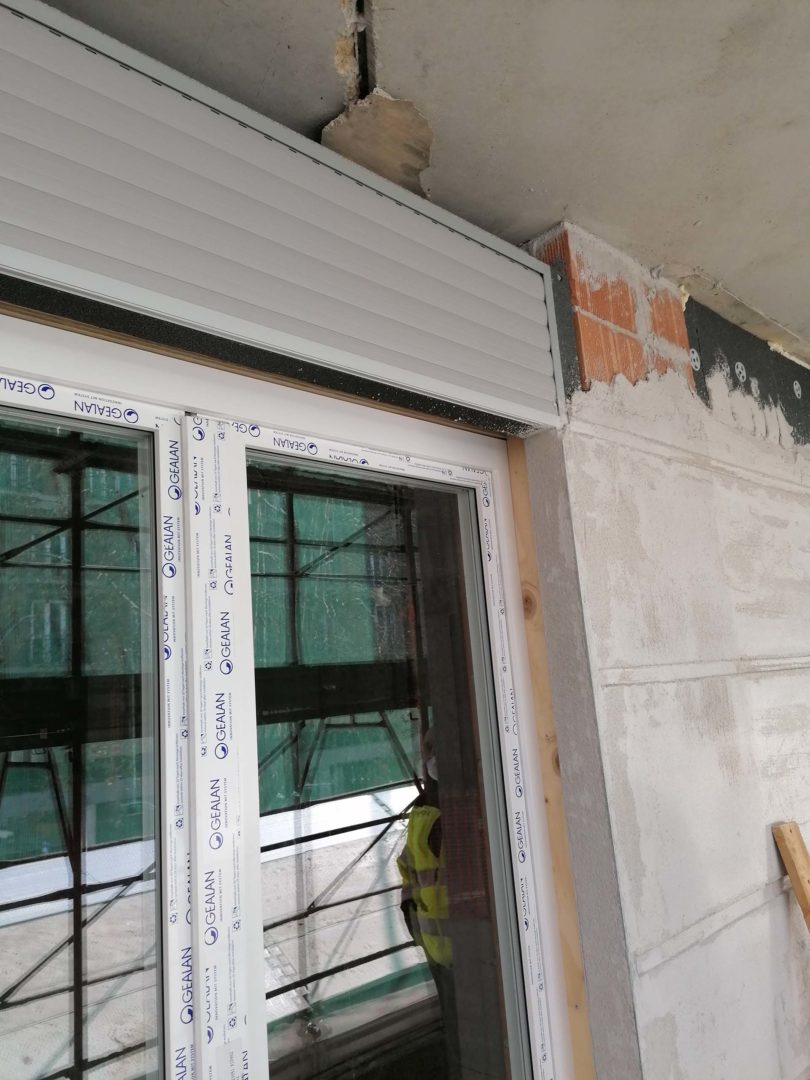Montaggio di un infisso in Pvc su monoblocco dotato di tapparella in Pvc pesante