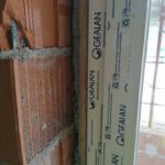 Montaggio di un infisso in Pvc su monoblocco dotato di tapparella in Pvc pesante