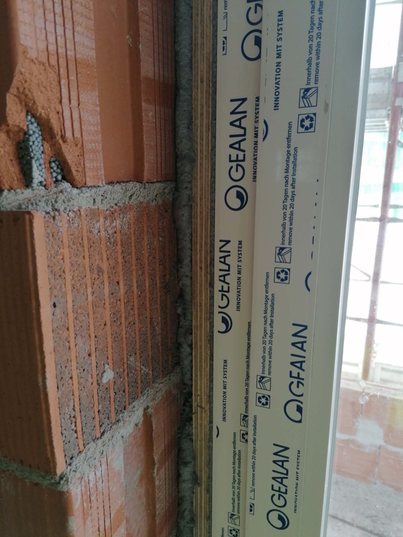 Montaggio di un infisso in Pvc su monoblocco dotato di tapparella in Pvc pesante