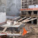 Realizzazione dei puntellamenti con puntoni idraulici telescopici che poggiano sulla platea di fondazione al centro del lotto