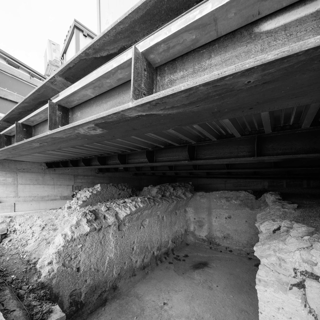 Realizzazione della copertura della cisterna romana mediante un solaio collaborante in cemento e acciaio, composto da travi Hea 400 e da una lamiera grecata