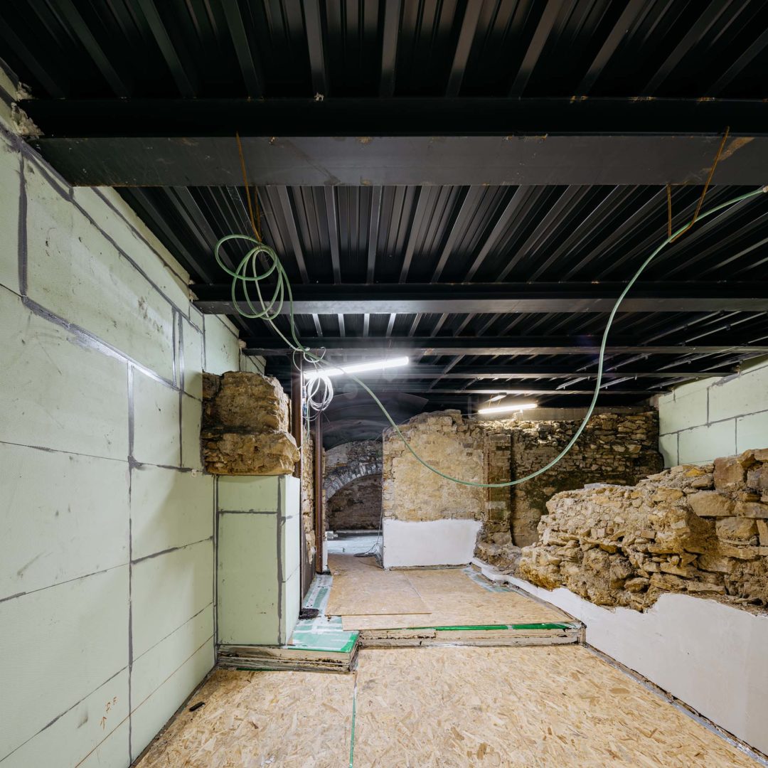 Realizzazione della copertura della cisterna romana mediante un solaio collaborante in cemento e acciaio, composto da travi Hea 400 e da una lamiera grecata