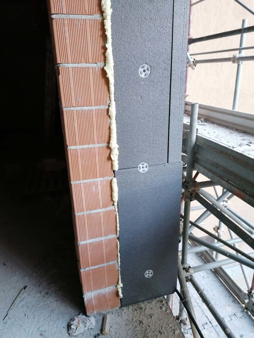 Realizzazione dell’involucro con blocchi in Poroton preisolato Superpor Fullblock e realizzazione dei tamponamenti con un intonaco scanalato
