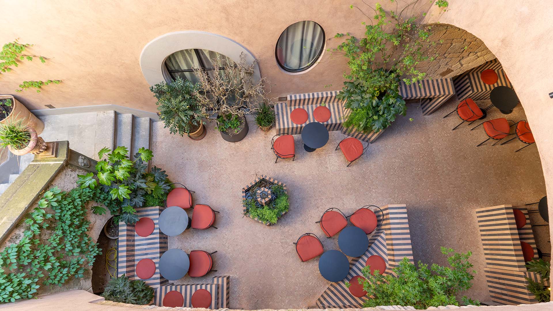 Secco Sistemi hotel Palazzo Petrvs cortile interno