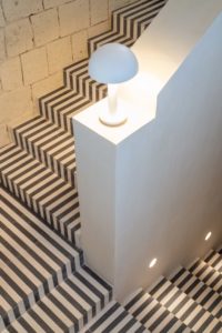 Secco Sistemi hotel Palazzo Petrvs scale bicromatiche