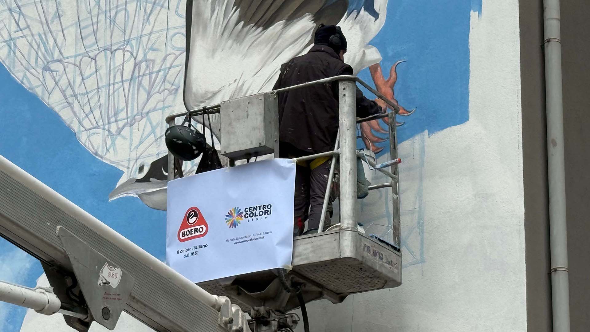 Boero Emanuele Poki mentre realizza il murales