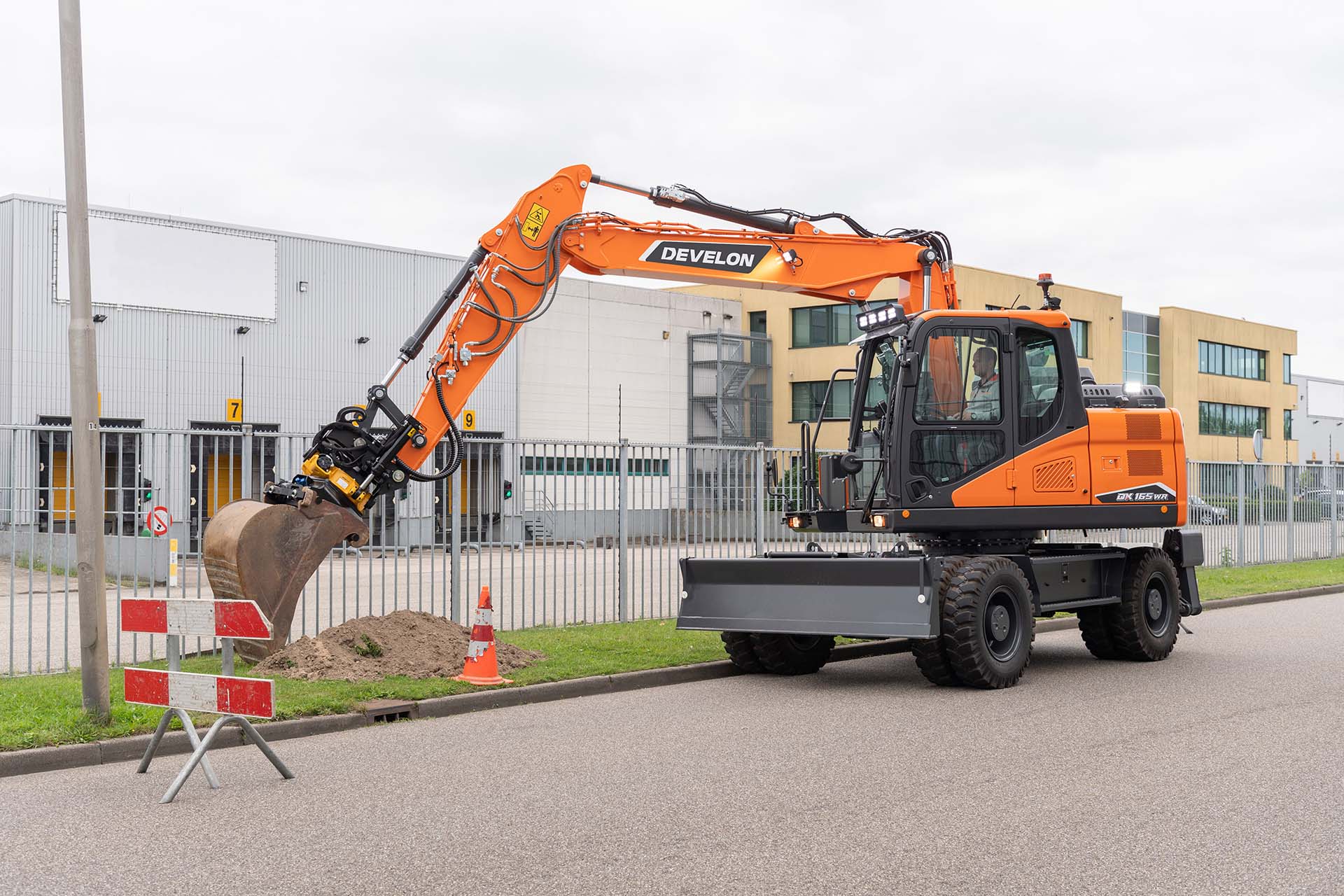 Develon escavatore gommato Dx165Wr ©Luc Hilderson