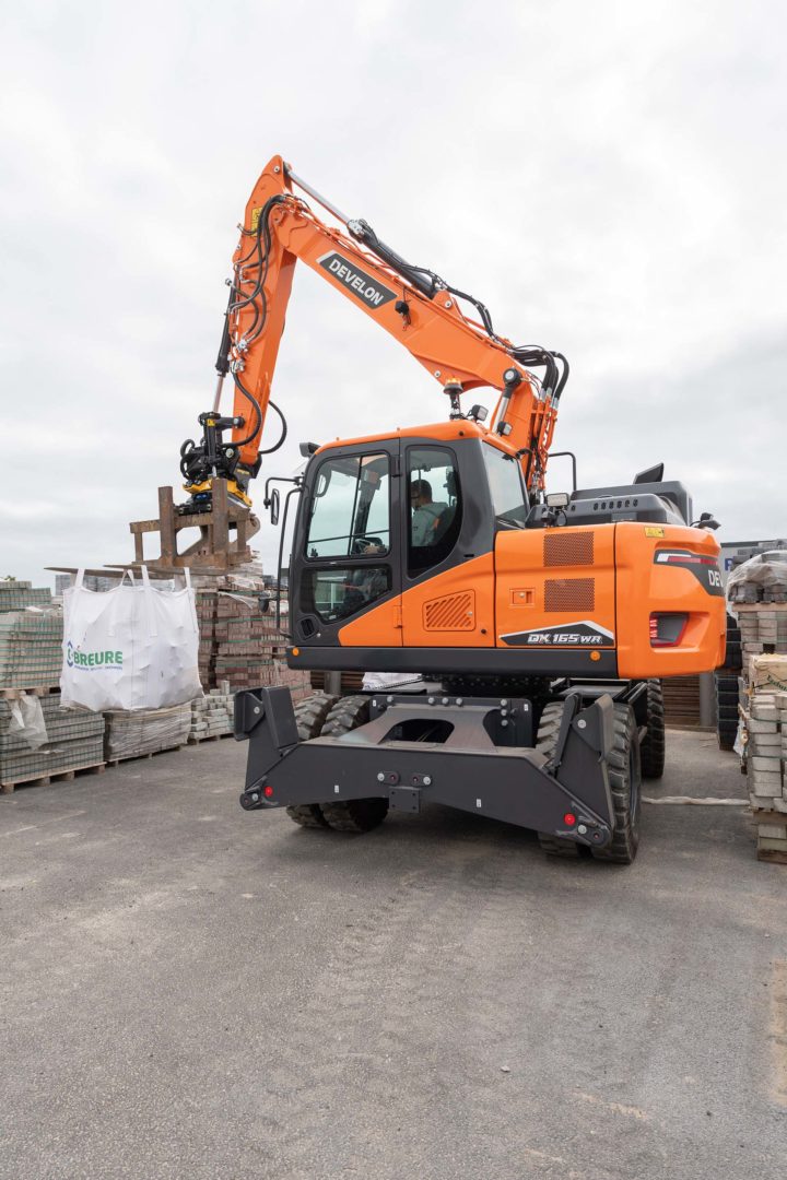 Develon escavatore gommato Dx165Wr ©Luc Hilderson