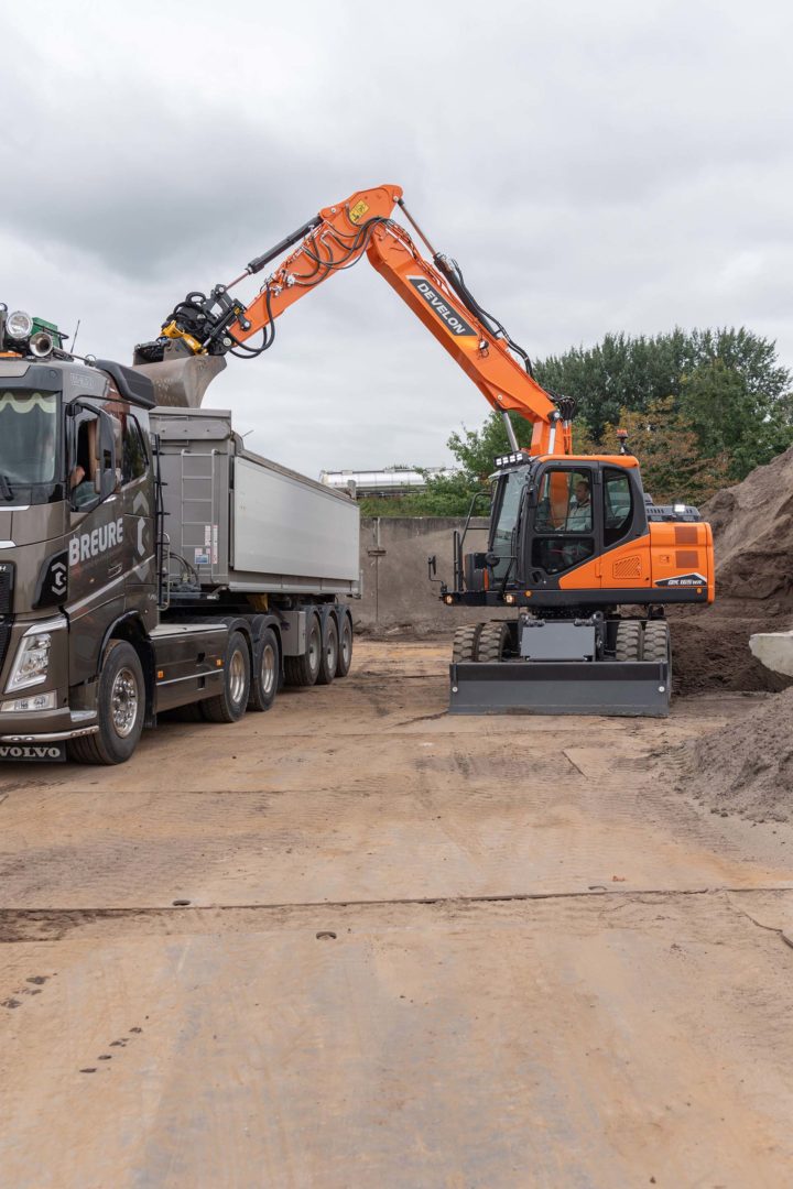 Develon escavatore gommato Dx165Wr ©Luc Hilderson
