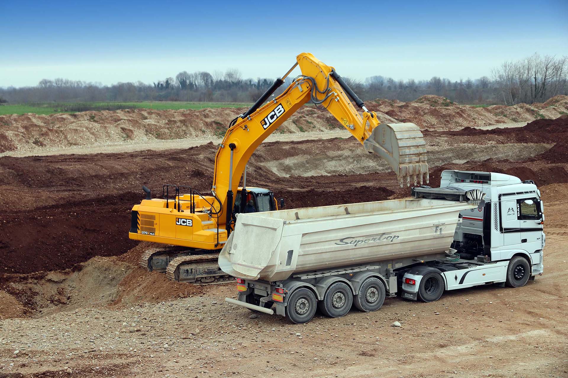 Jcb escavatore cingolato 370X in cava a Goito