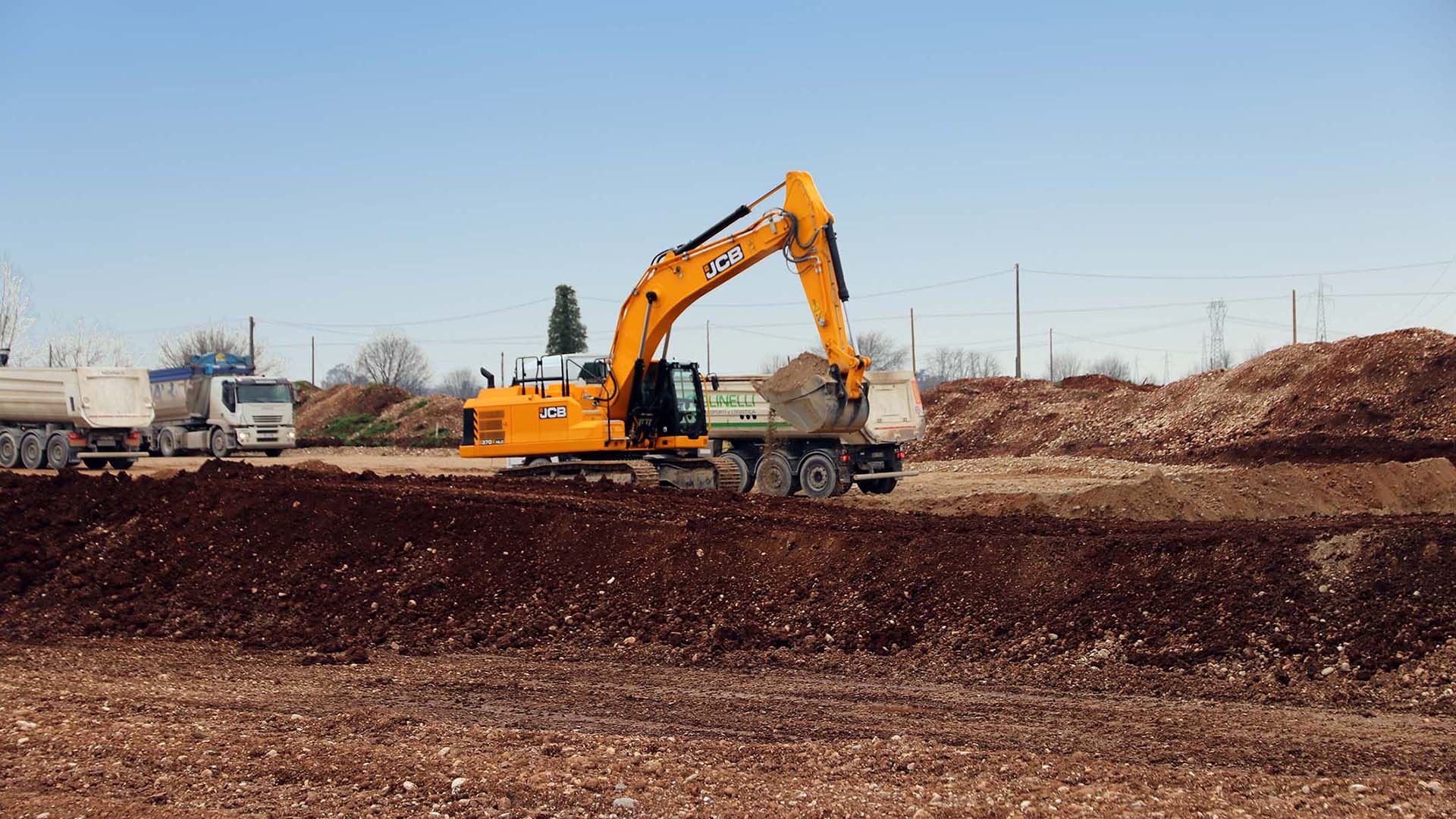 Jcb escavatore cingolato 370X in cava a Goito