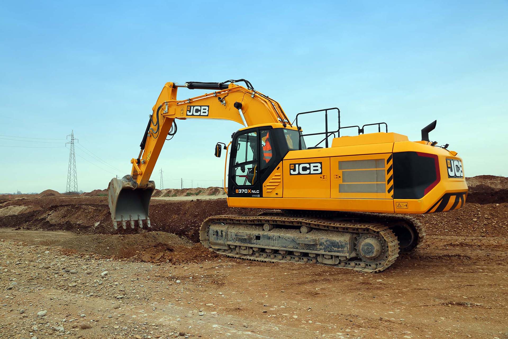 Jcb escavatore cingolato 370X in cava a Goito