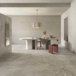 Caesar pavimento di un living con lastre Haven Earth di grandi dimensioni