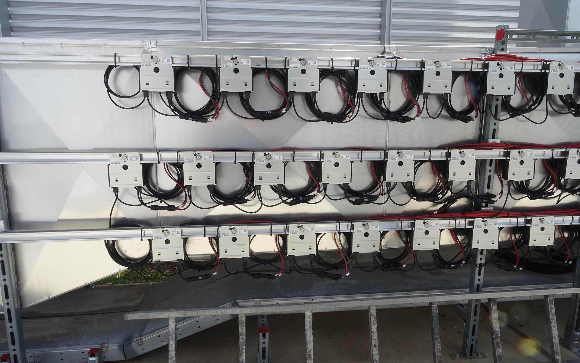 Facciata ventilata fotovoltaica. Centro Polis, Lugano. Ottimizzatori di potenza in corrente continua dei moduli verticali posizionati in copertura per favorire la manutenzione senza necessità di intervenire in facciata | ©Supsi