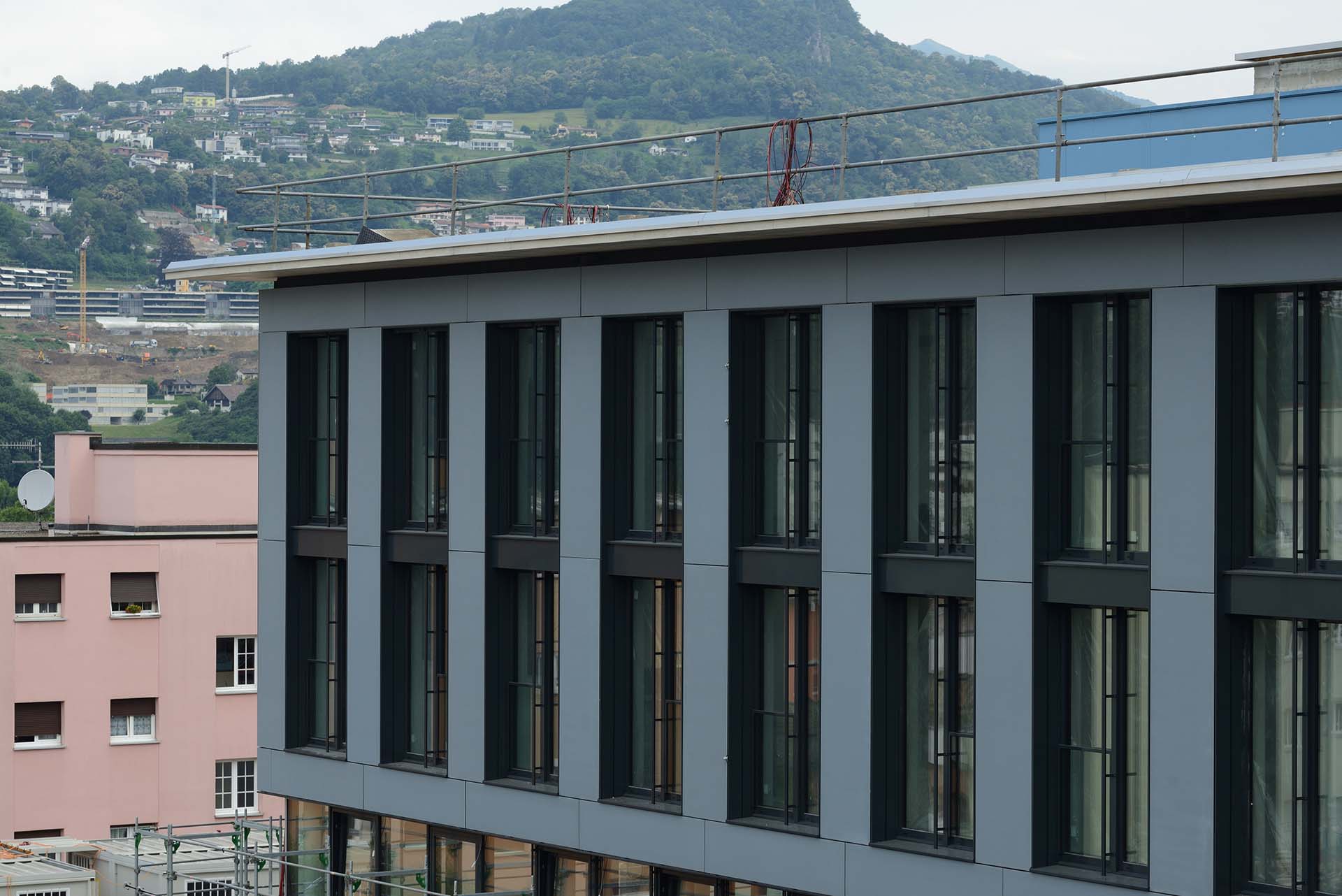 Facciata ventilata fotovoltaica. Centro Polis, Lugano. Stralcio delle superfici verticali fotovoltaiche, realizzate con vetro trattato in superficie | ©Supsi