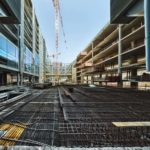 Il cantiere di Pirelli 35: montaggio della struttura in ferro del Bridge Building, assemblaggio delle facciate del Bordoni Building e realizzazione del solaio del cortile principale