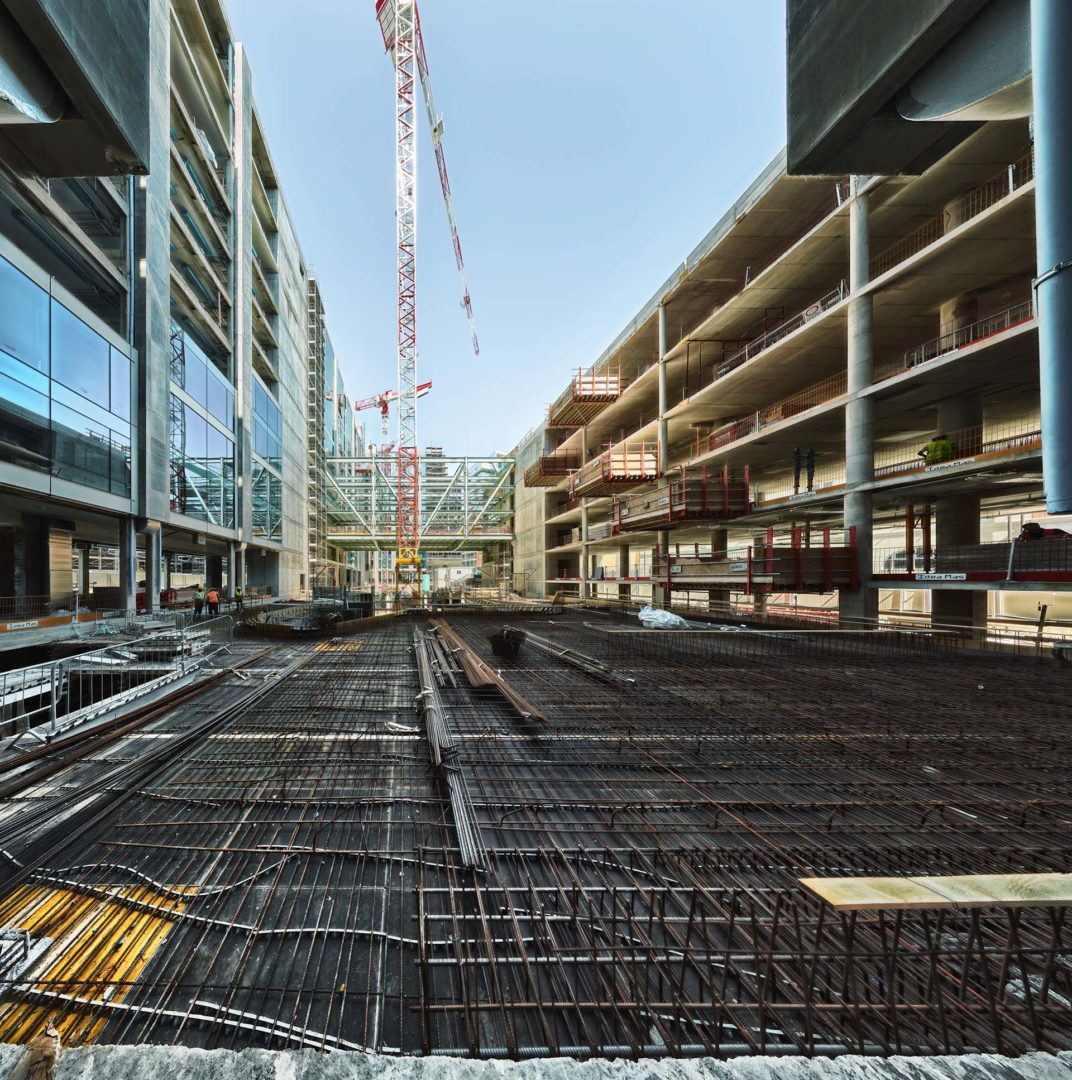 Il cantiere di Pirelli 35: montaggio della struttura in ferro del Bridge Building, assemblaggio delle facciate del Bordoni Building e realizzazione del solaio del cortile principale