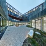 Il cortile principale e il Bridge Building. Sullo sfondo, l’ingresso da via Adda e via Bordoni