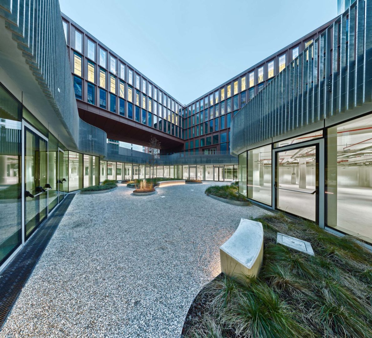 Il cortile principale e il Bridge Building. Sullo sfondo, l’ingresso da via Adda e via Bordoni