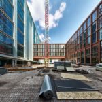 Il cortile principale e il Bridge Building: posa della pavimentazione in sampietrini