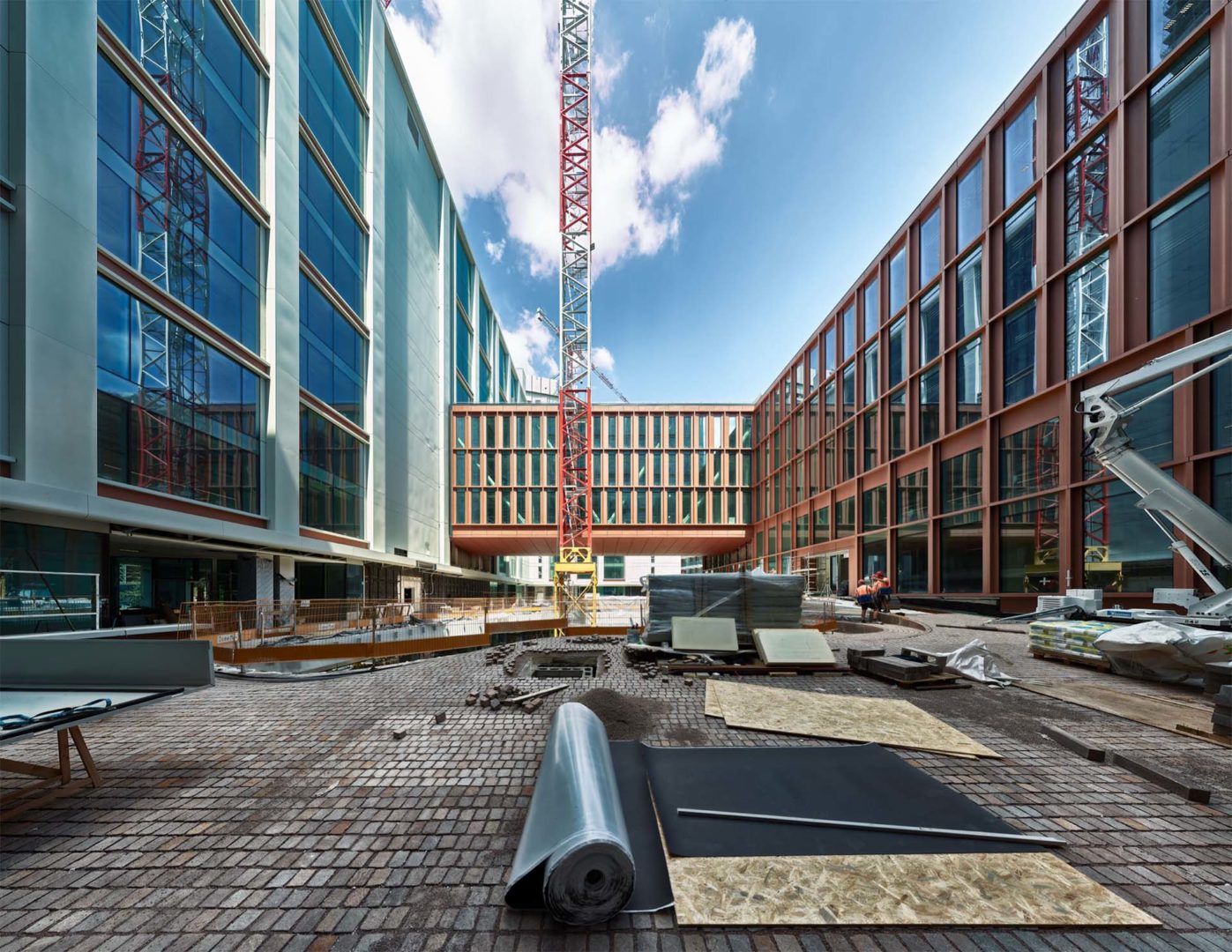 Il cortile principale e il Bridge Building: posa della pavimentazione in sampietrini