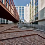 Il cortile principale e il Bridge Building posa della pavimentazione in sampietrini