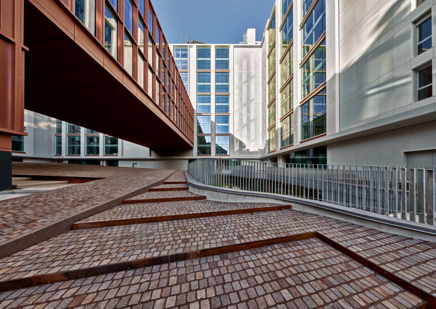 Il cortile principale e il Bridge Building posa della pavimentazione in sampietrini