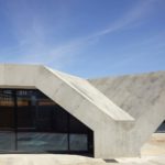 L’esterno dell’edificio caratterizzato da un rivestimento in pietra lavica
