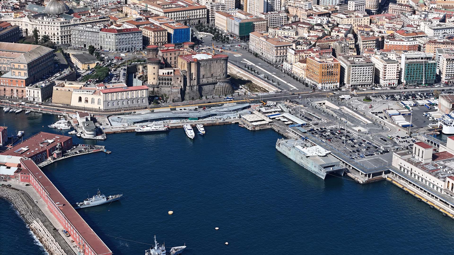Localizzazione del Molo Beverello all’interno del porto monumentale di Napoli. Sullo sfondo il Maschio Angioino, il Palazzo Reale e Piazza del Municipio. Sulla sinistra il Molo San Vincenzo