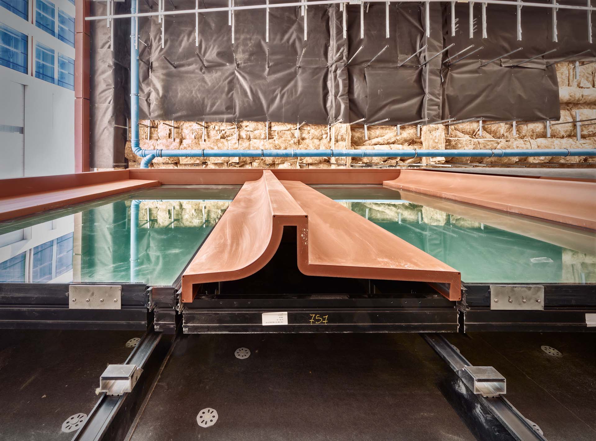 Montaggio della facciata del Bridge Building