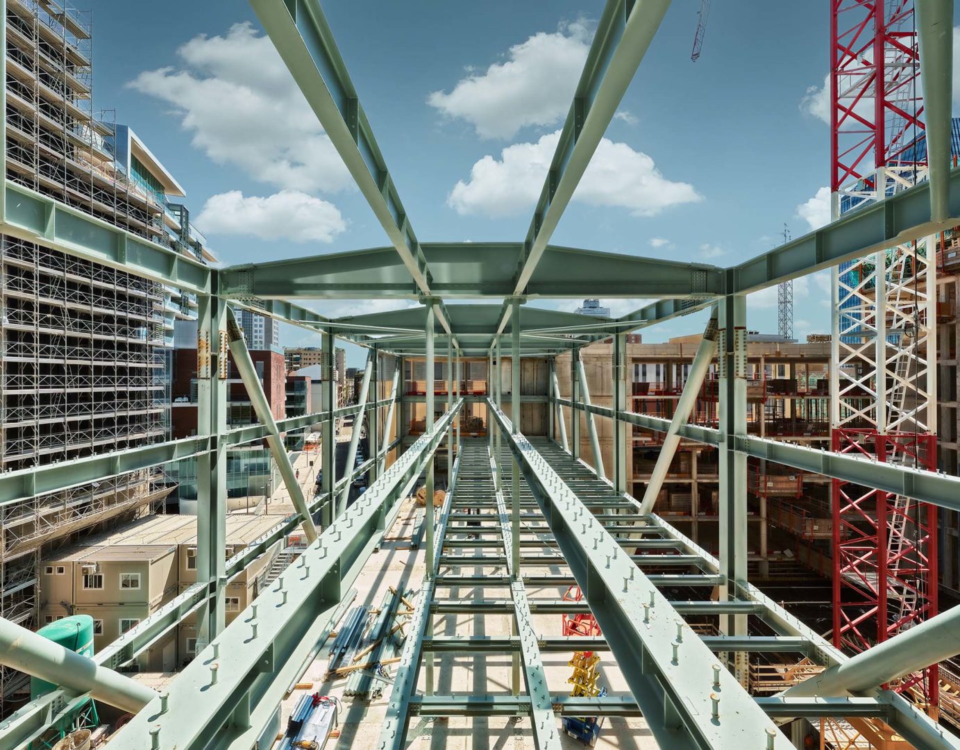 Montaggio dello scheletro in ferro del Bridge Building e realizzazione degli innesti in carpenteria metallica al Bordoni Building