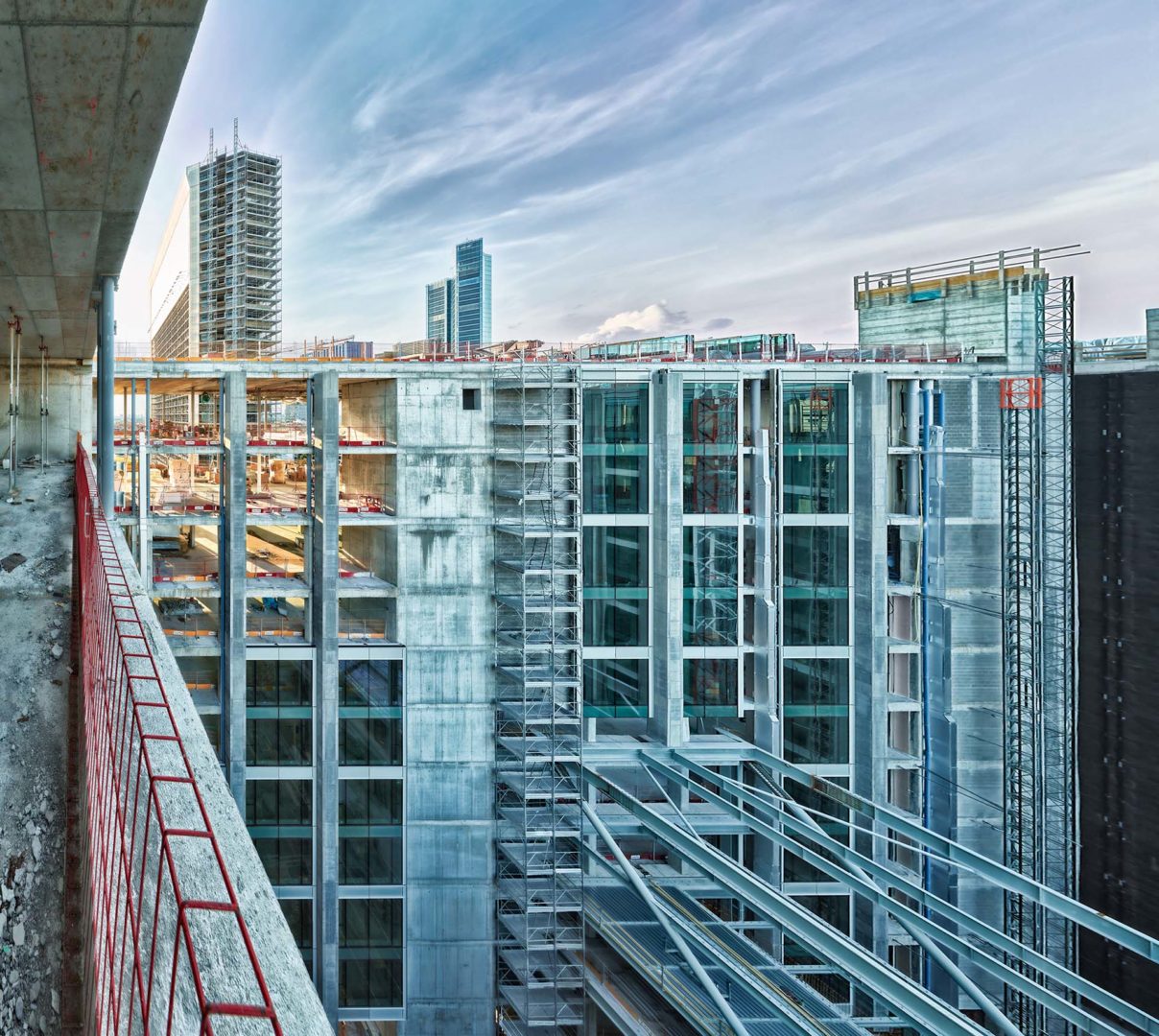 Montaggio dello scheletro in ferro del Bridge Building e realizzazione degli innesti in carpenteria metallica al Bordoni Building