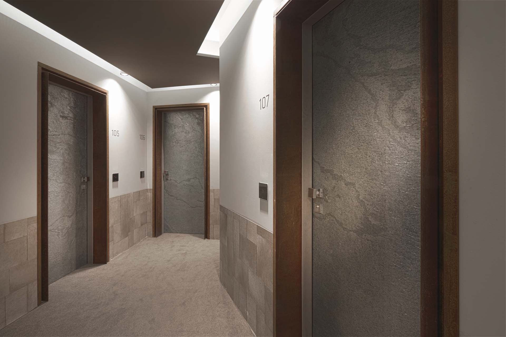 Porta tagliafuoco Dierre con rivestimenti in abete e pietra silver shine